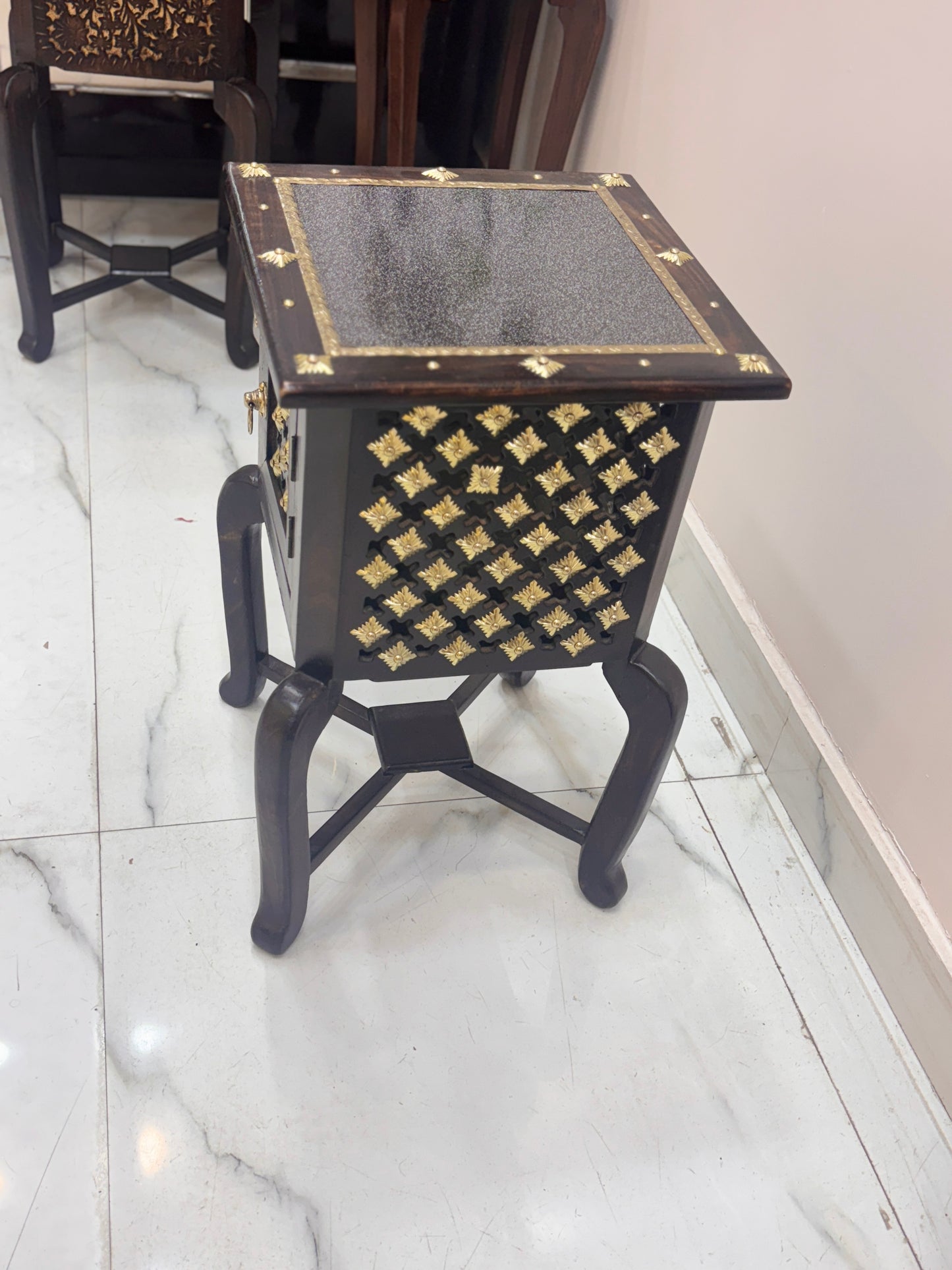 Antique Mangowood Planter Brass/Carving-Small